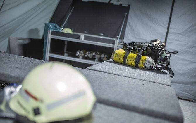 Und schon wieder brennen Holzstapel: Brandstifter lÃ¤sst die Feuerwehr_7