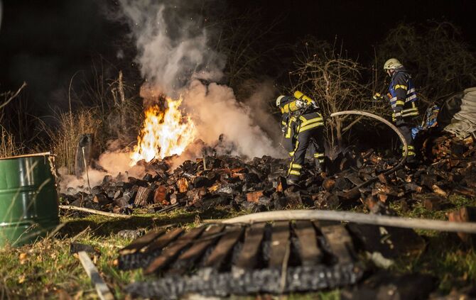 Und schon wieder brennen Holzstapel: Brandstifter lÃ¤sst die Feuerwehr_8