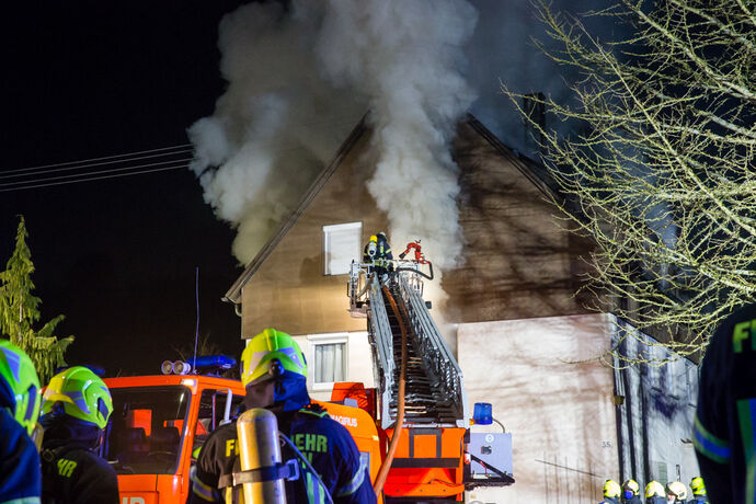 Gebäudebrand, Erlenstr., Berglen-Steinach, 22.03.2021