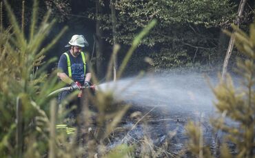 Waldbrand in Murrhardt - Trockenes Holz und GestrÃ¼pp entzÃ¼ndet sich - Feuerwehr muss Pendelverkehr einrichten_0