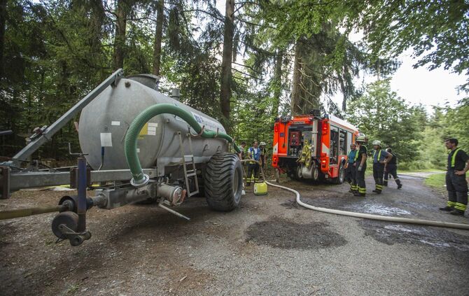 Waldbrand in Murrhardt - Trockenes Holz und GestrÃ¼pp entzÃ¼ndet sich - Feuerwehr muss Pendelverkehr einrichten_2