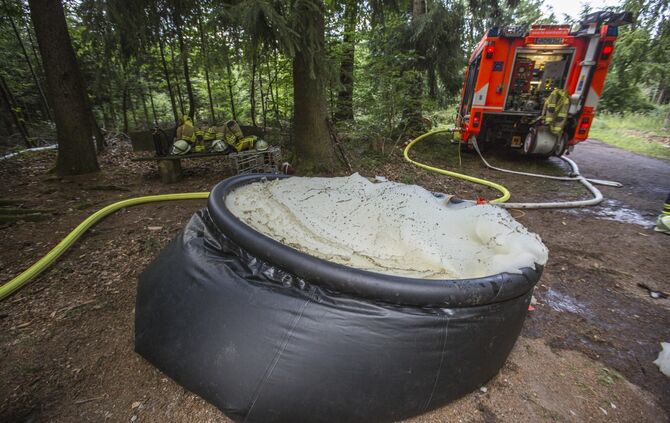 Waldbrand in Murrhardt - Trockenes Holz und GestrÃ¼pp entzÃ¼ndet sich - Feuerwehr muss Pendelverkehr einrichten_9