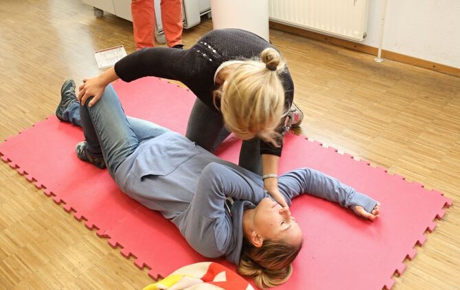 Stabile Seitenlage Kurs Erste Hilfe Sanitäter Rotes Kreuz Rettung Patientin_1