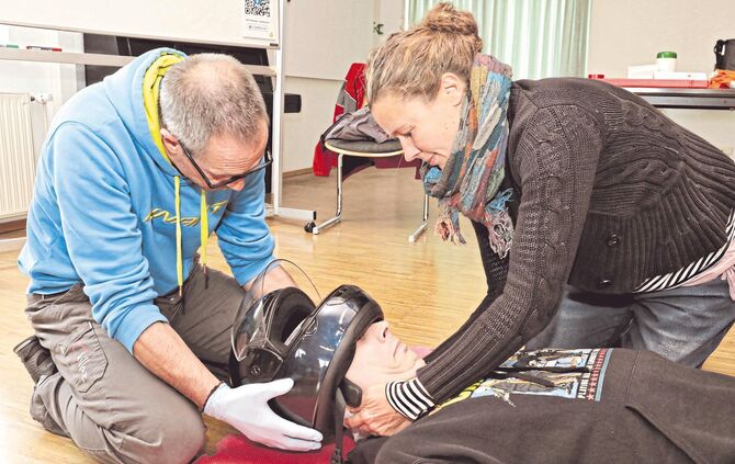 Motorradhelm Helm Erste Hilfe Lebensretter Sanitäter Rotes Kreuz Kurs_2