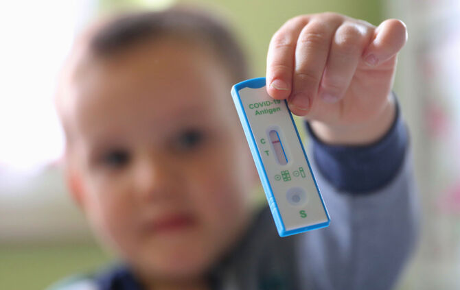 Corona Coronatest Schnelltest Kind Kita Kindergarten Symbol Symbolbild Symbolfoto