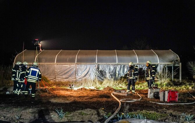 Waiblingen-Beinstein: Wiese und Teile vom Gewaechshaus brennen ab – Brandstiftung? Beim selben Besitzer brannte es im Juli 2020