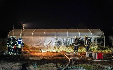 Waiblingen-Beinstein: Wiese und Teile vom Gewaechshaus brennen ab – Brandstiftung? Beim selben Besitzer brannte es im Juli 2020