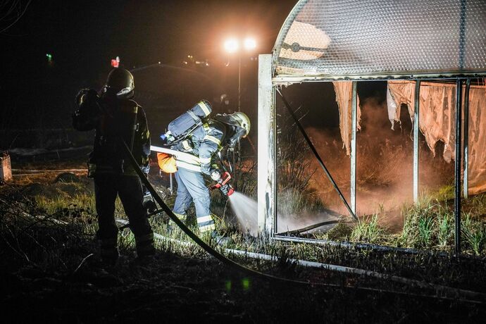 Waiblingen-Beinstein: Wiese und Teile vom Gewaechshaus brennen ab – Brandstiftung? Beim selben Besitzer brannte es im Juli 2020