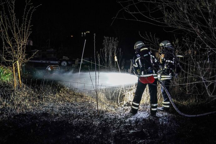 Waiblingen-Beinstein: Wiese und Teile vom Gewaechshaus brennen ab – Brandstiftung? Beim selben Besitzer brannte es im Juli 2020