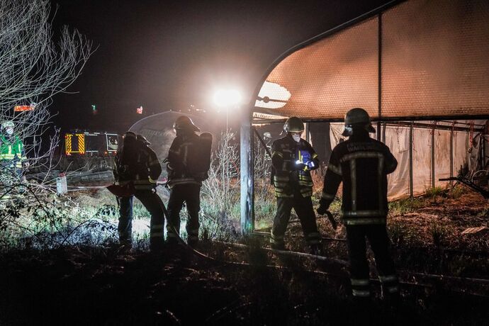 Waiblingen-Beinstein: Wiese und Teile vom Gewaechshaus brennen ab – Brandstiftung? Beim selben Besitzer brannte es im Juli 2020