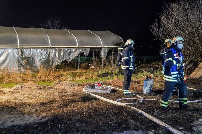 Waiblingen-Beinstein: Wiese und Teile vom Gewaechshaus brennen ab – Brandstiftung? Beim selben Besitzer brannte es im Juli 2020