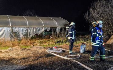 Waiblingen-Beinstein: Wiese und Teile vom Gewaechshaus brennen ab – Brandstiftung? Beim selben Besitzer brannte es im Juli 2020