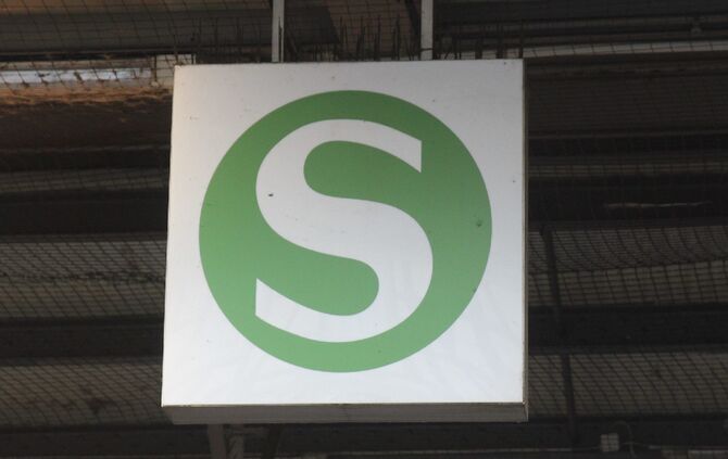 S-Bahn sbahn s bahn schild logo symbol symbolbild symbolfoto