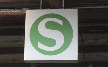 S-Bahn sbahn s bahn schild logo symbol symbolbild symbolfoto