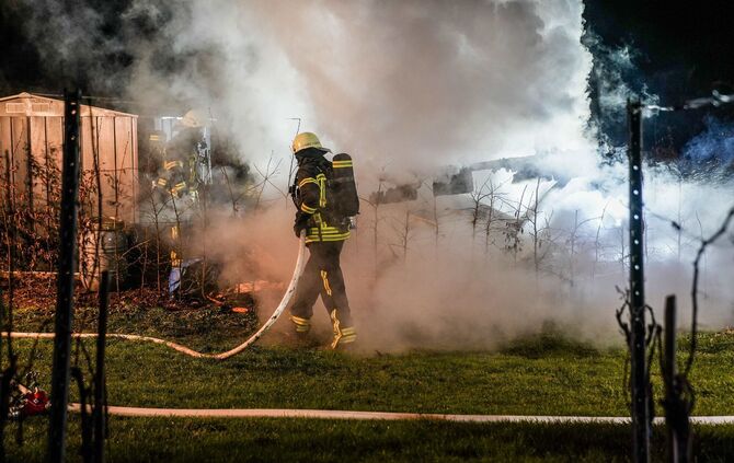 Waiblingen-Beinstein: brennender Holzstapel