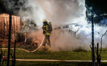 Waiblingen-Beinstein: brennender Holzstapel
