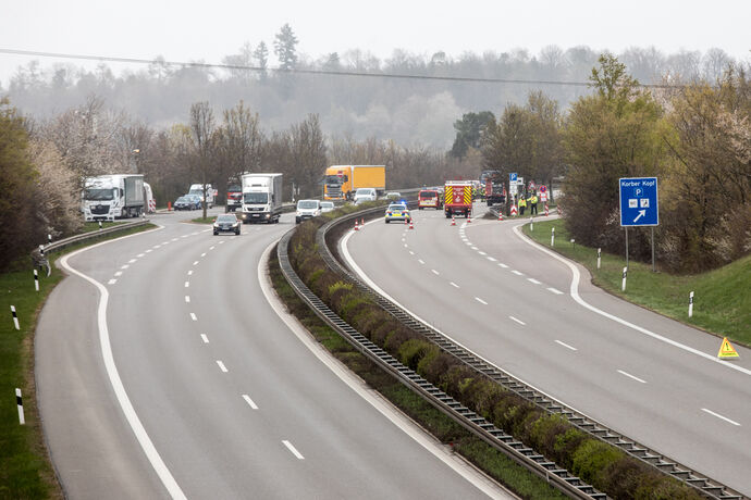 Unfall, B14 WN-Nord - Schwaikheim Höhe Parkplatz Korber Kopf, 07.04.2021.