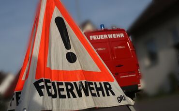 Feuerwehr Feature warndreieck symbol symbolbild symbolfoto