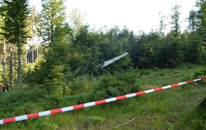Absturzdrama im Ostalbkreis - Pilot bei Flugzeugabsturz nahe dem Flugplatz Bartholomä tödlich verletzt_4