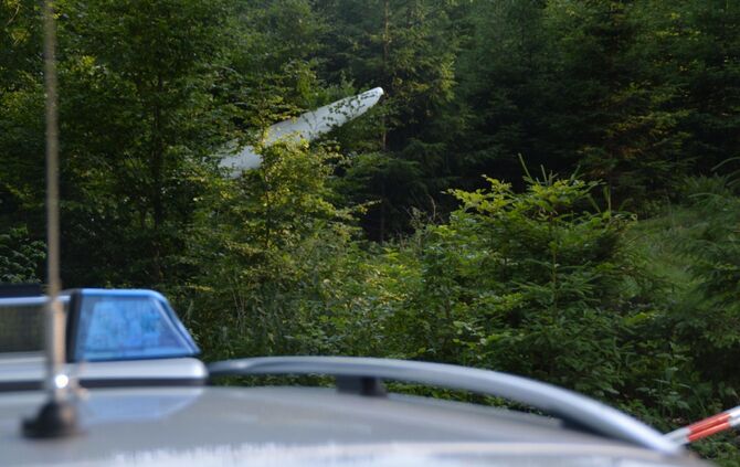 Absturzdrama im Ostalbkreis - Pilot bei Flugzeugabsturz nahe dem Flugplatz Bartholomä tödlich verletzt_5