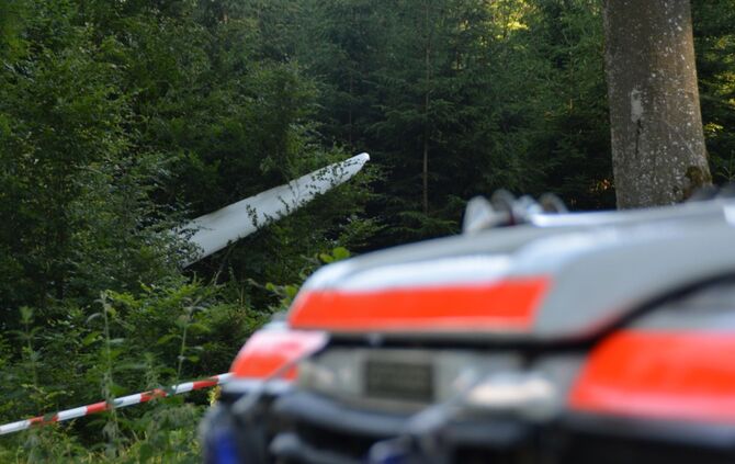 Absturzdrama im Ostalbkreis - Pilot bei Flugzeugabsturz nahe dem Flugplatz Bartholomä tödlich verletzt_10