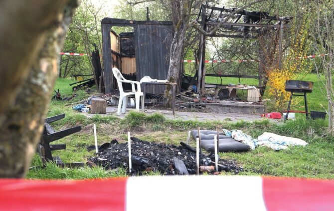 abgebranntes Gartenhaus in dem Nazis AuslÃ€nder abfackeln wollten in Winterbach