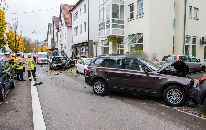Unfall mit mehreren Beteiligten - Bild 01_26