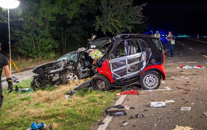 2 Tote bei Unfall auf LandstraÃe: Smart kracht gegen PKW - Insassen werden aus Auto geschleudert und getÃ¶tet_0