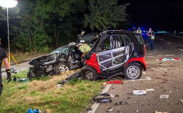 2 Tote bei Unfall auf LandstraÃe: Smart kracht gegen PKW - Insassen werden aus Auto geschleudert und getÃ¶tet_0