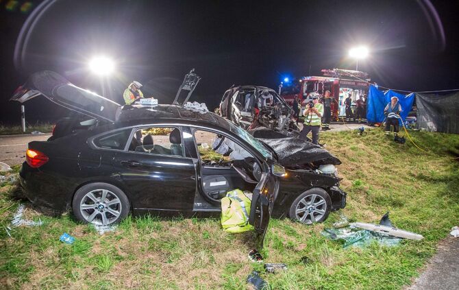 2 Tote bei Unfall auf LandstraÃe: Smart kracht gegen PKW - Insassen werden aus Auto geschleudert und getÃ¶tet_1