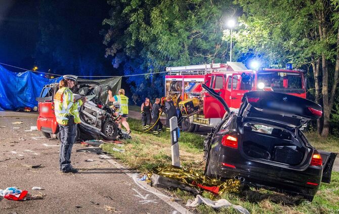 2 Tote bei Unfall auf LandstraÃe: Smart kracht gegen PKW - Insassen werden aus Auto geschleudert und getÃ¶tet_2
