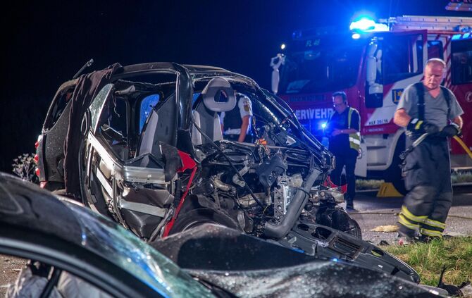 2 Tote bei Unfall auf LandstraÃe: Smart kracht gegen PKW - Insassen werden aus Auto geschleudert und getÃ¶tet_3