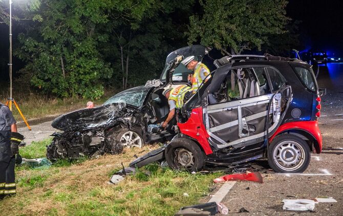 2 Tote bei Unfall auf LandstraÃe: Smart kracht gegen PKW - Insassen werden aus Auto geschleudert und getÃ¶tet_5