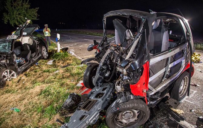 2 Tote bei Unfall auf LandstraÃe: Smart kracht gegen PKW - Insassen werden aus Auto geschleudert und getÃ¶tet_7