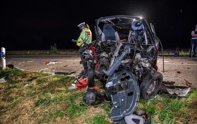 2 Tote bei Unfall auf LandstraÃe: Smart kracht gegen PKW - Insassen werden aus Auto geschleudert und getÃ¶tet_9