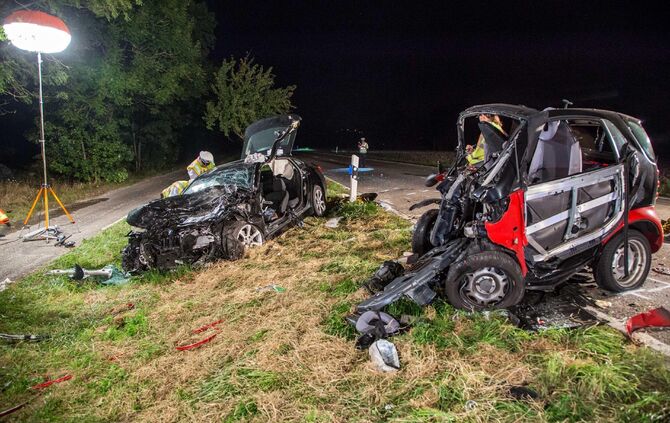 2 Tote bei Unfall auf LandstraÃe: Smart kracht gegen PKW - Insassen werden aus Auto geschleudert und getÃ¶tet_10