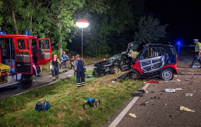 2 Tote bei Unfall auf LandstraÃe: Smart kracht gegen PKW - Insassen werden aus Auto geschleudert und getÃ¶tet_12