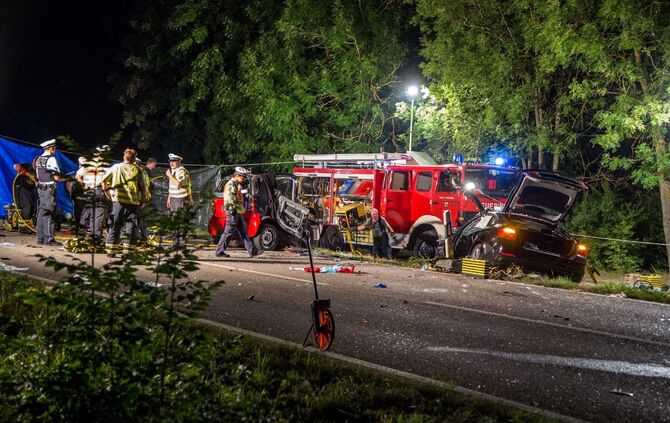2 Tote bei Unfall auf LandstraÃe: Smart kracht gegen PKW - Insassen werden aus Auto geschleudert und getÃ¶tet_13