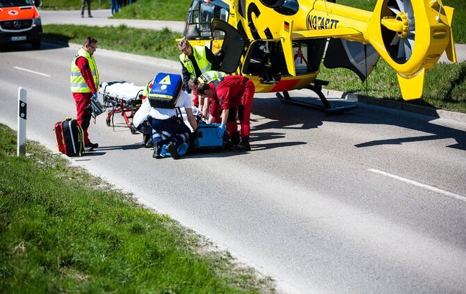 [Fotoupdate Alle Motive] Radfahrer ohne Helm wird bei schwerem Unfall LebensgefÃ¤hrlich verletzt - Rettungshubschrauber im Einsatz_4