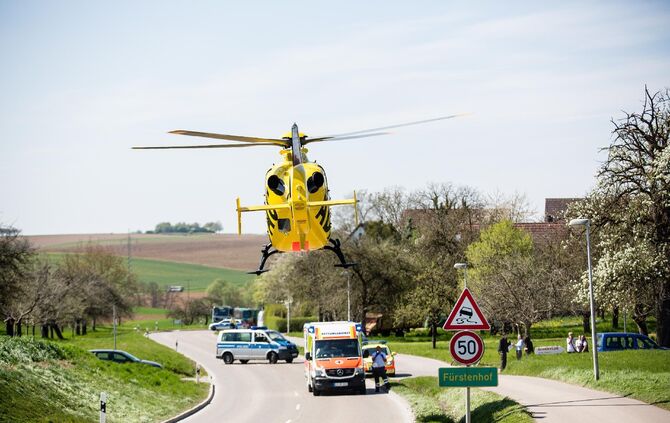 [Fotoupdate Alle Motive] Radfahrer ohne Helm wird bei schwerem Unfall LebensgefÃ¤hrlich verletzt - Rettungshubschrauber im Einsatz_5