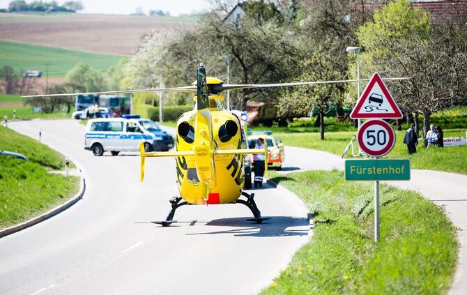[Fotoupdate Alle Motive] Radfahrer ohne Helm wird bei schwerem Unfall LebensgefÃ¤hrlich verletzt - Rettungshubschrauber im Einsatz_7