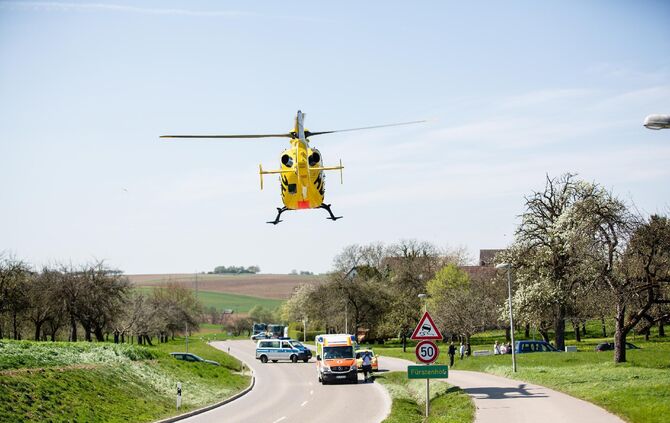 [Fotoupdate Alle Motive] Radfahrer ohne Helm wird bei schwerem Unfall LebensgefÃ¤hrlich verletzt - Rettungshubschrauber im Einsatz_9