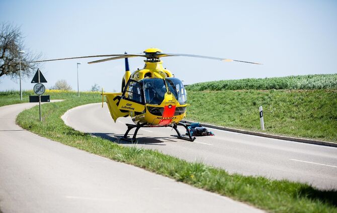 [Fotoupdate Alle Motive] Radfahrer ohne Helm wird bei schwerem Unfall LebensgefÃ¤hrlich verletzt - Rettungshubschrauber im Einsatz_10