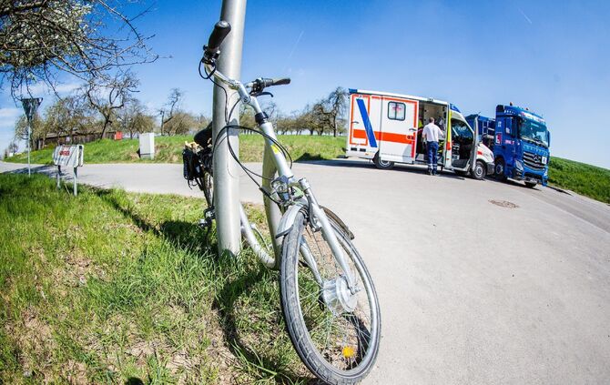 [Fotoupdate Alle Motive] Radfahrer ohne Helm wird bei schwerem Unfall LebensgefÃ¤hrlich verletzt - Rettungshubschrauber im Einsatz_11