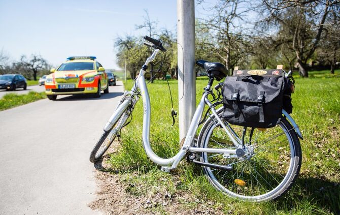 [Fotoupdate Alle Motive] Radfahrer ohne Helm wird bei schwerem Unfall LebensgefÃ¤hrlich verletzt - Rettungshubschrauber im Einsatz_12