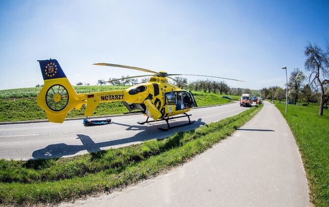 [Fotoupdate Alle Motive] Radfahrer ohne Helm wird bei schwerem Unfall LebensgefÃ¤hrlich verletzt - Rettungshubschrauber im Einsatz_13