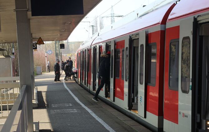 S-Bahn sbahn s bahn bahnhof bahnsteig symbol symbolbild symbolfoto
