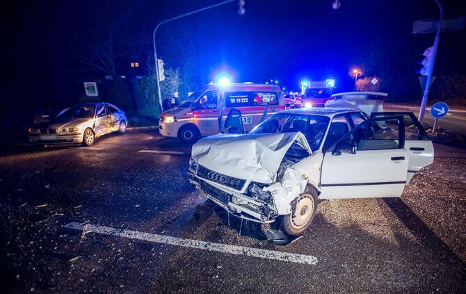 Bildupdate gepixelt: BMW nimmt Audi die Vorfahrt: Heftiger Kreuzungscrash fordert 4 Verletzte_0