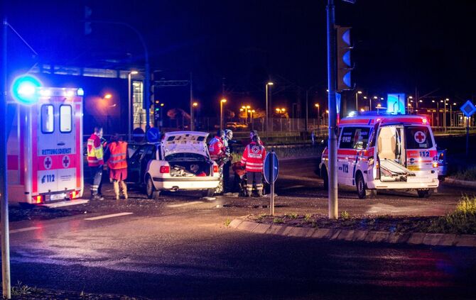 Bildupdate gepixelt: BMW nimmt Audi die Vorfahrt: Heftiger Kreuzungscrash fordert 4 Verletzte_2