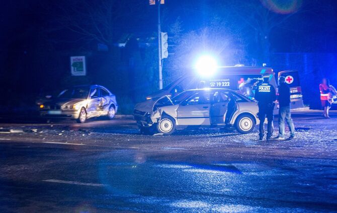 Bildupdate gepixelt: BMW nimmt Audi die Vorfahrt: Heftiger Kreuzungscrash fordert 4 Verletzte_3